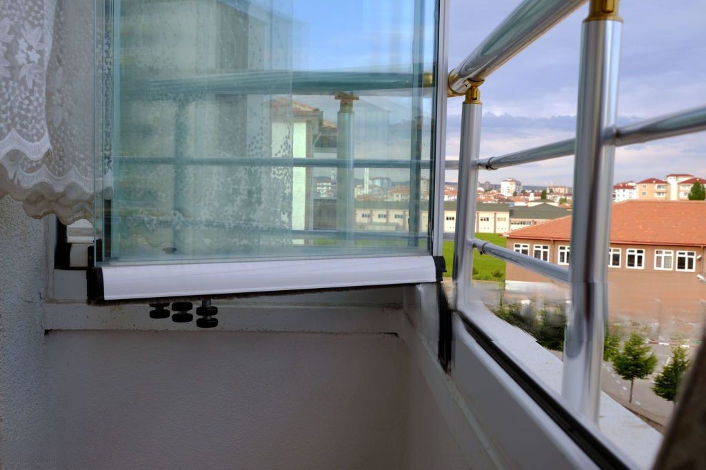 Open windows to keep indoor ventilation smooth